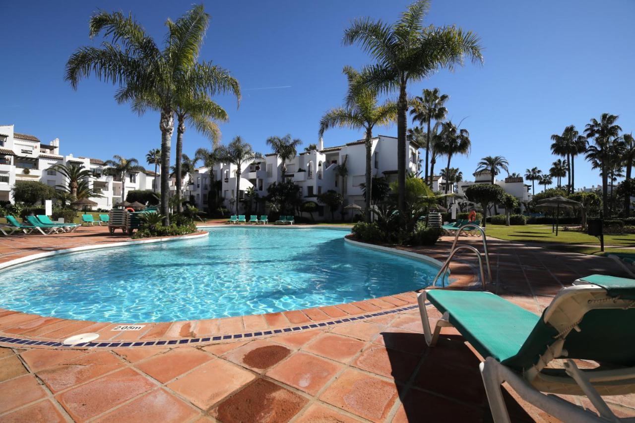 Exceptional Beachfront Complex With Pool In Costalita, Estepona Extérieur photo